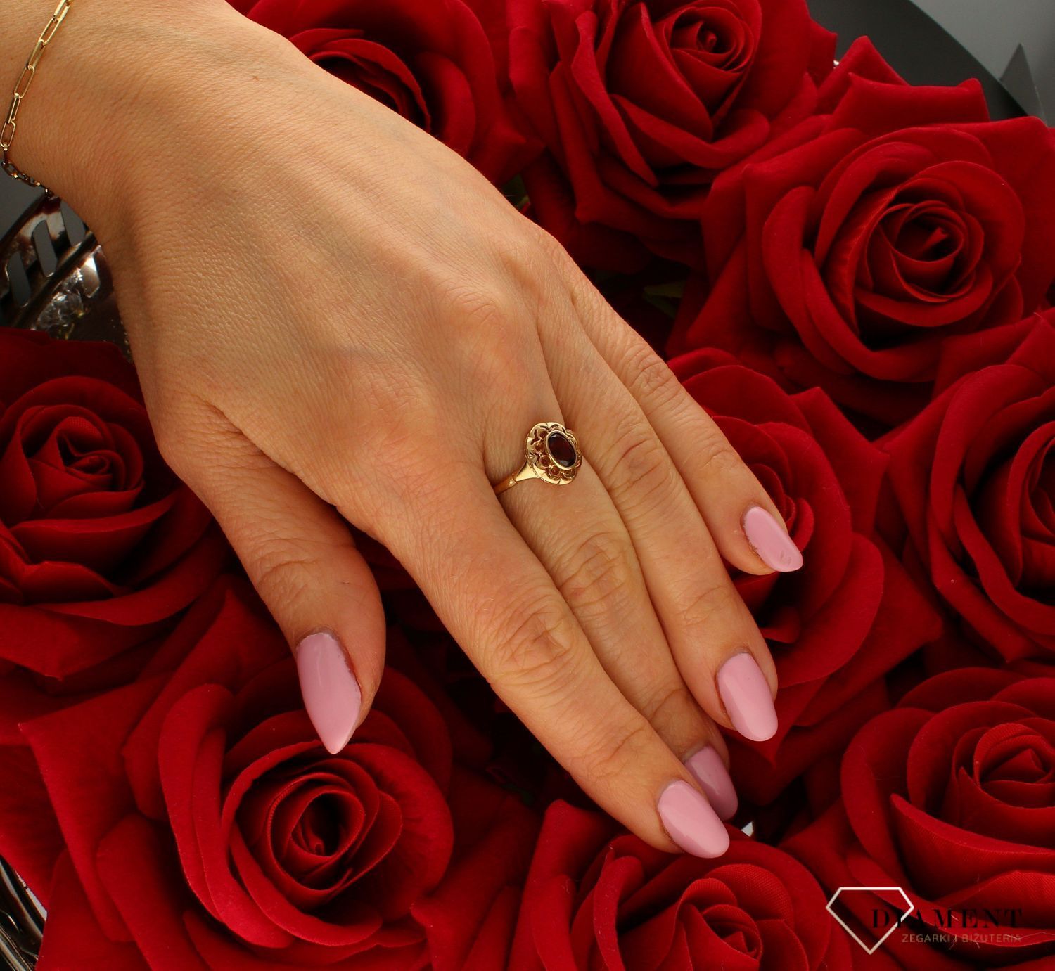 Złoty pierścionek damski z naturalnym granatem 333 AN 19.  Ponadczasowy wzór inspirowany ikonami sztuki jubilerskiej podkreśli piękno wyjątkowych momentów- zaręczyn, rocznic, jubileuszy. Darmowa dostawa..jpg